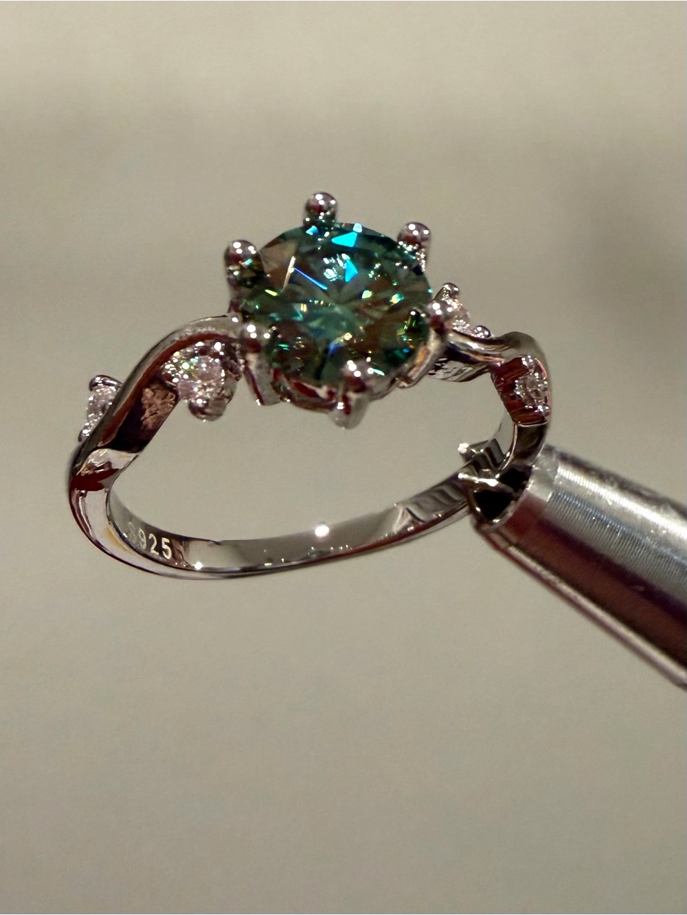 1.0CT GREEN GRA MOISSANITE s925 Sterling Silver Ring Size 6